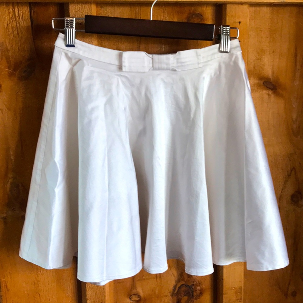 Whit mini skirt